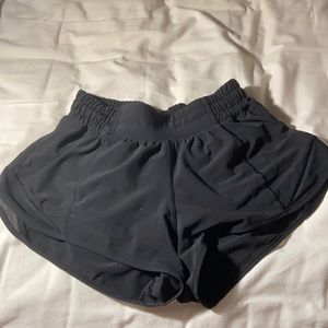 lululemon hotty hot 2.5in shorts